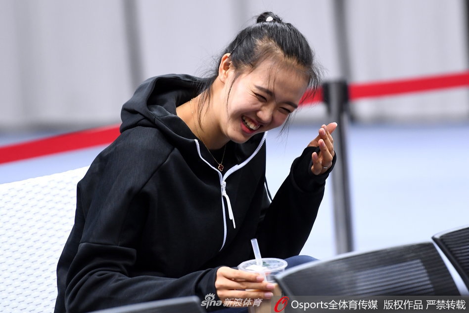 张常宁变身“奶茶妹妹” 为未婚夫加油