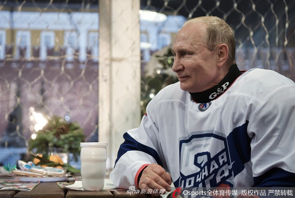 普京化身冰球选手 参加夜间冰球比赛