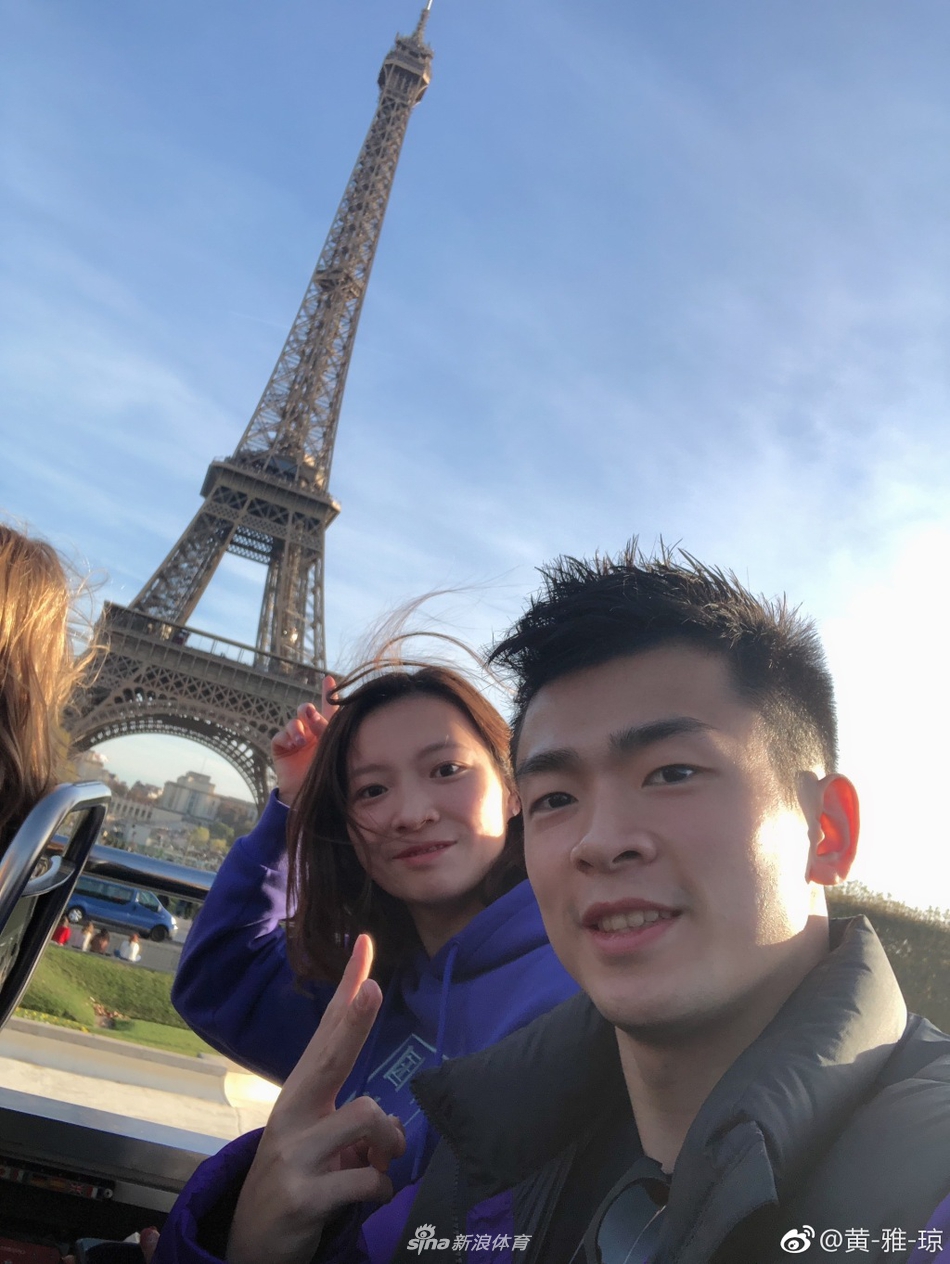 郑思维黄雅琼巴黎街头拍大片