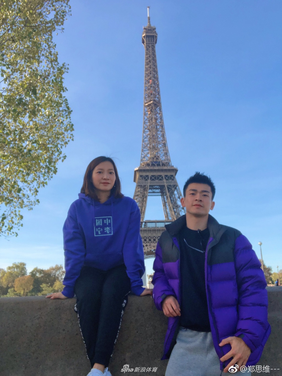 郑思维黄雅琼巴黎街头拍大片