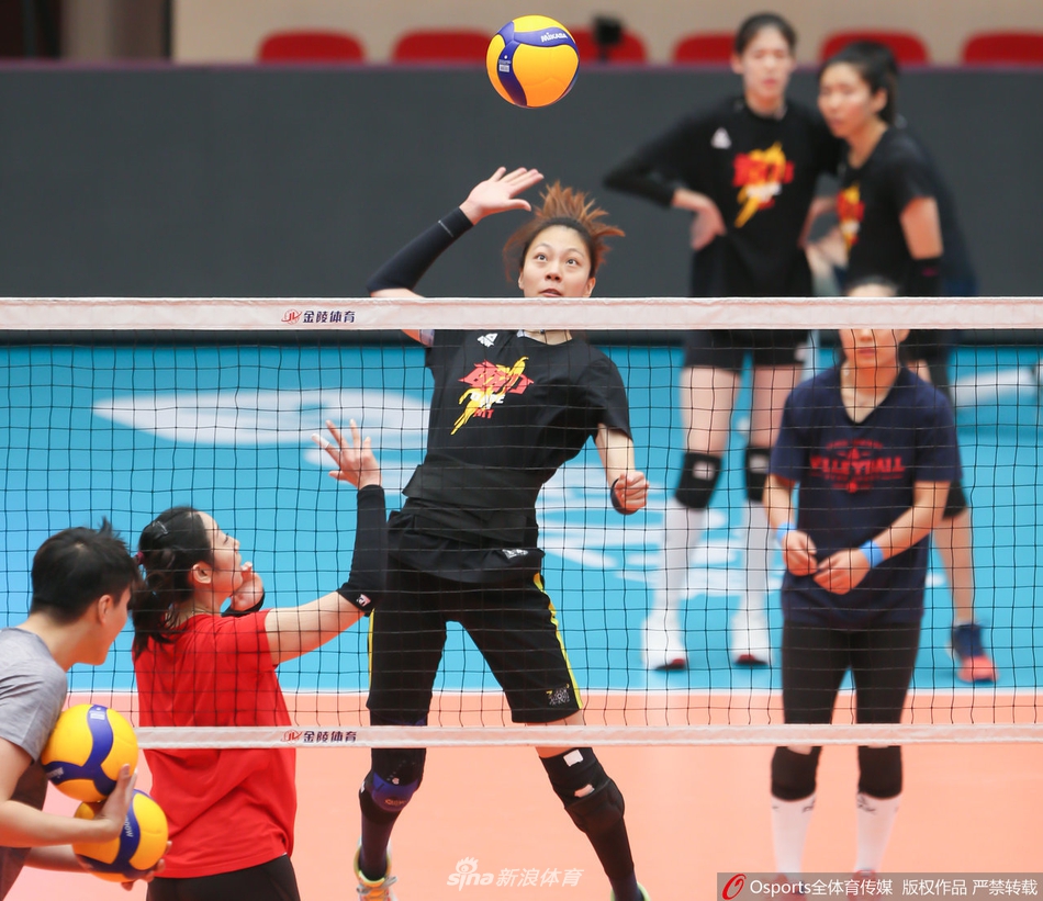 天津女排公开训练备战新赛季 朱婷扣杀