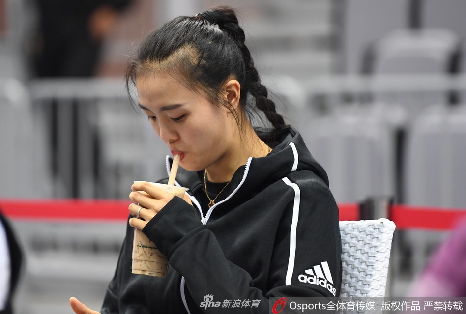 张常宁变身“奶茶妹妹” 为未婚夫加油