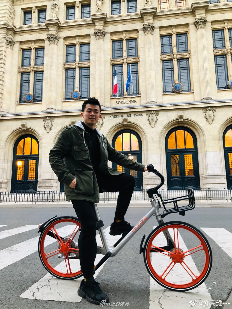 郑思维黄雅琼巴黎街头拍大片