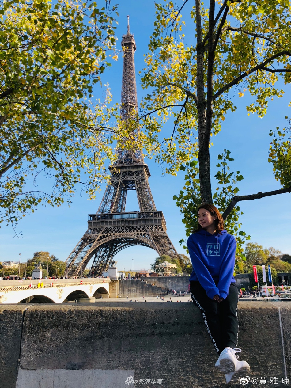 郑思维黄雅琼巴黎街头拍大片