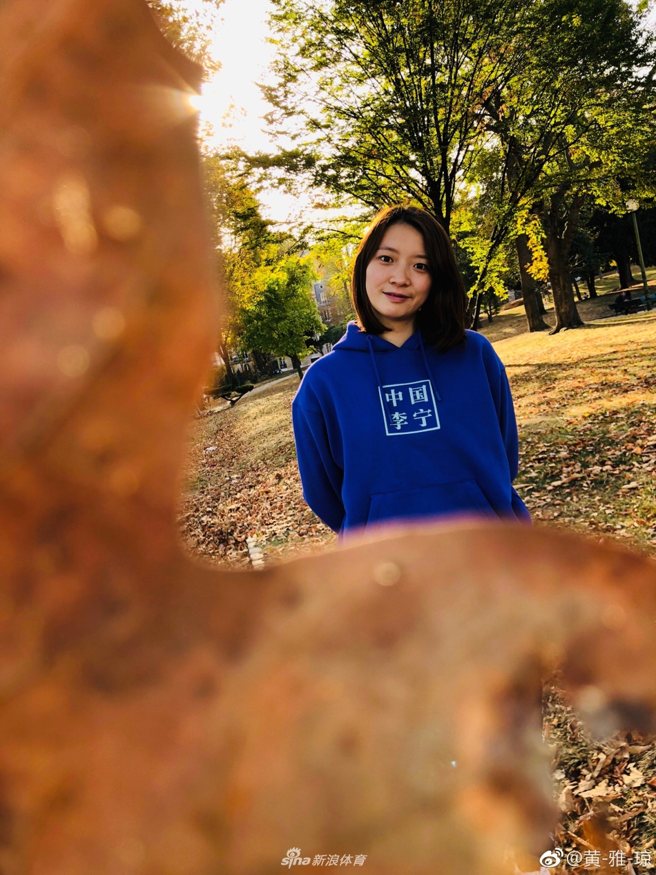 郑思维黄雅琼巴黎街头拍大片