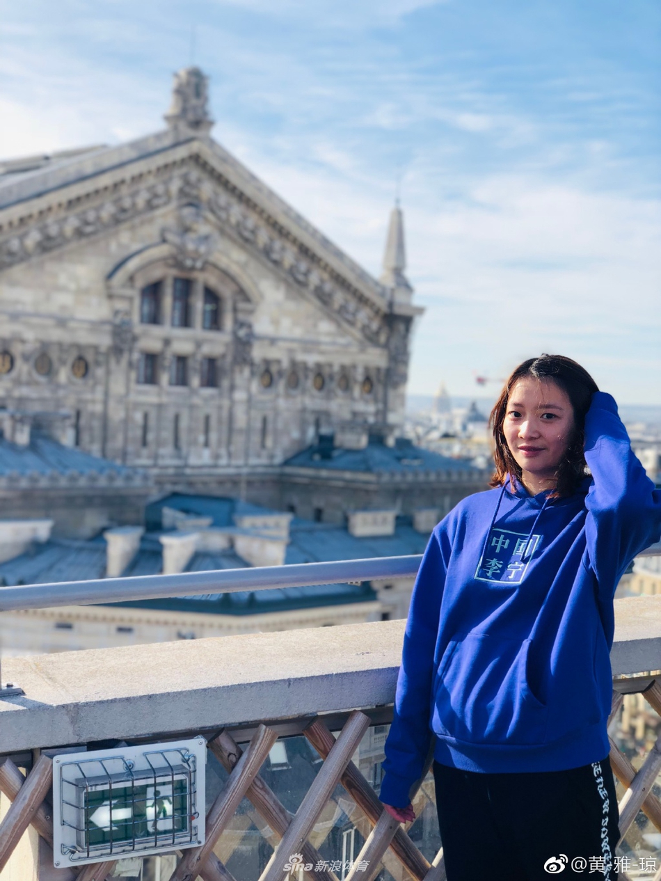 郑思维黄雅琼巴黎街头拍大片