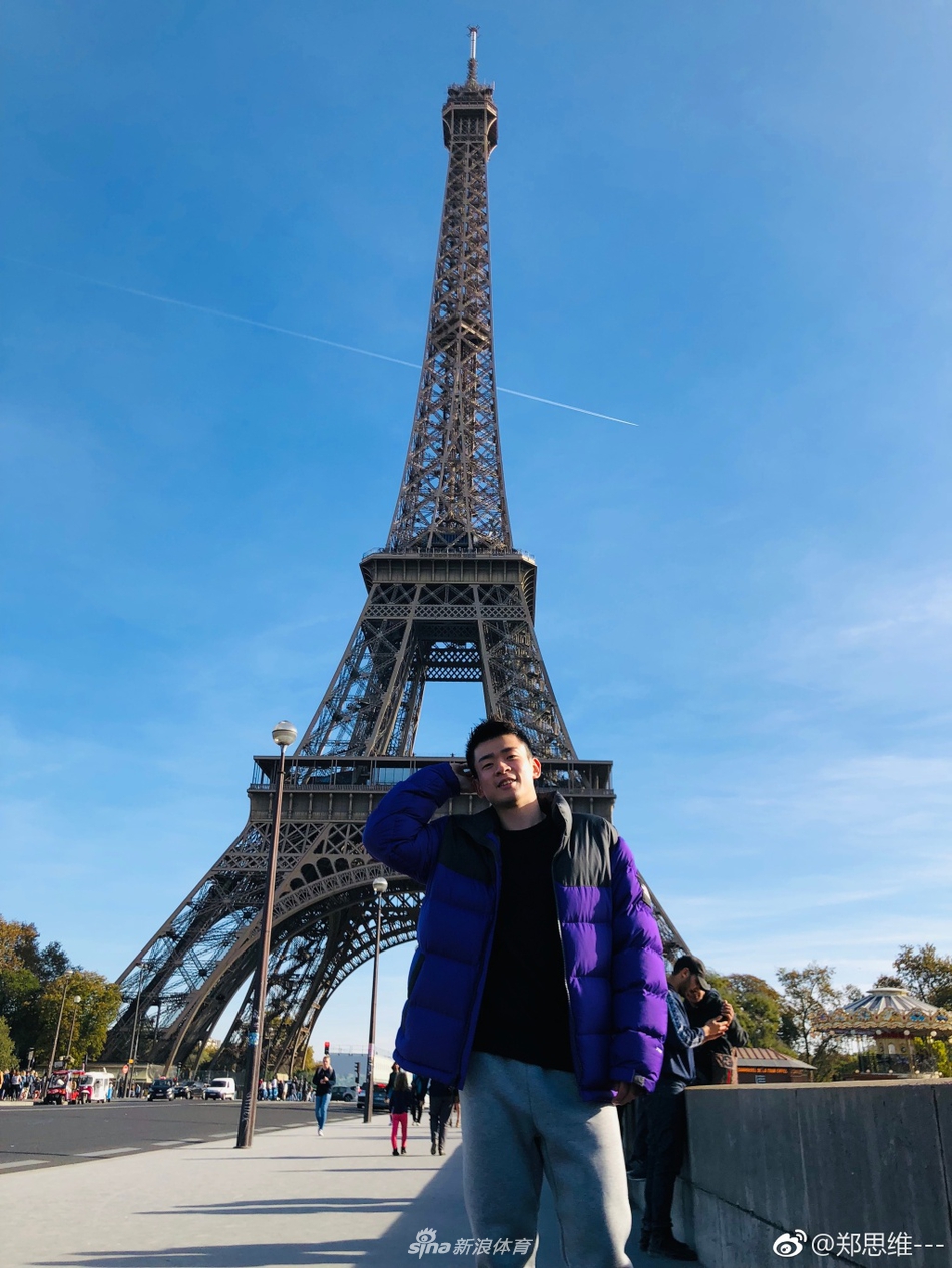 郑思维黄雅琼巴黎街头拍大片