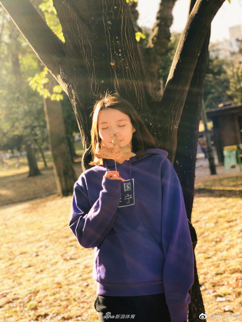 郑思维黄雅琼巴黎街头拍大片