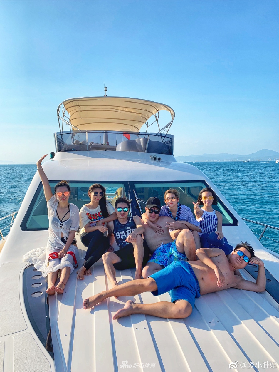 跳水女神何姿出海美照