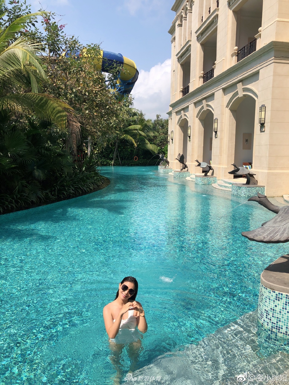 何姿晒泳装照 辣妈身材苗条