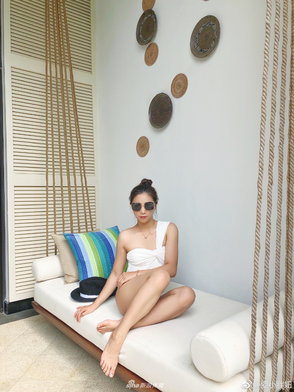 何姿晒泳装照 辣妈身材苗条