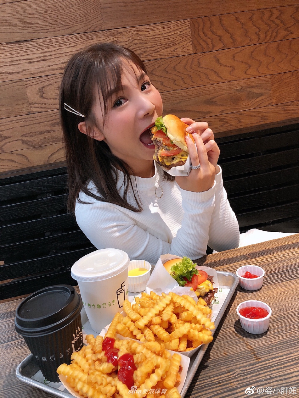 何姿出游美照穿搭时尚