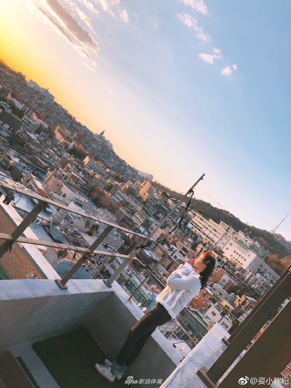 何姿出游美照穿搭时尚