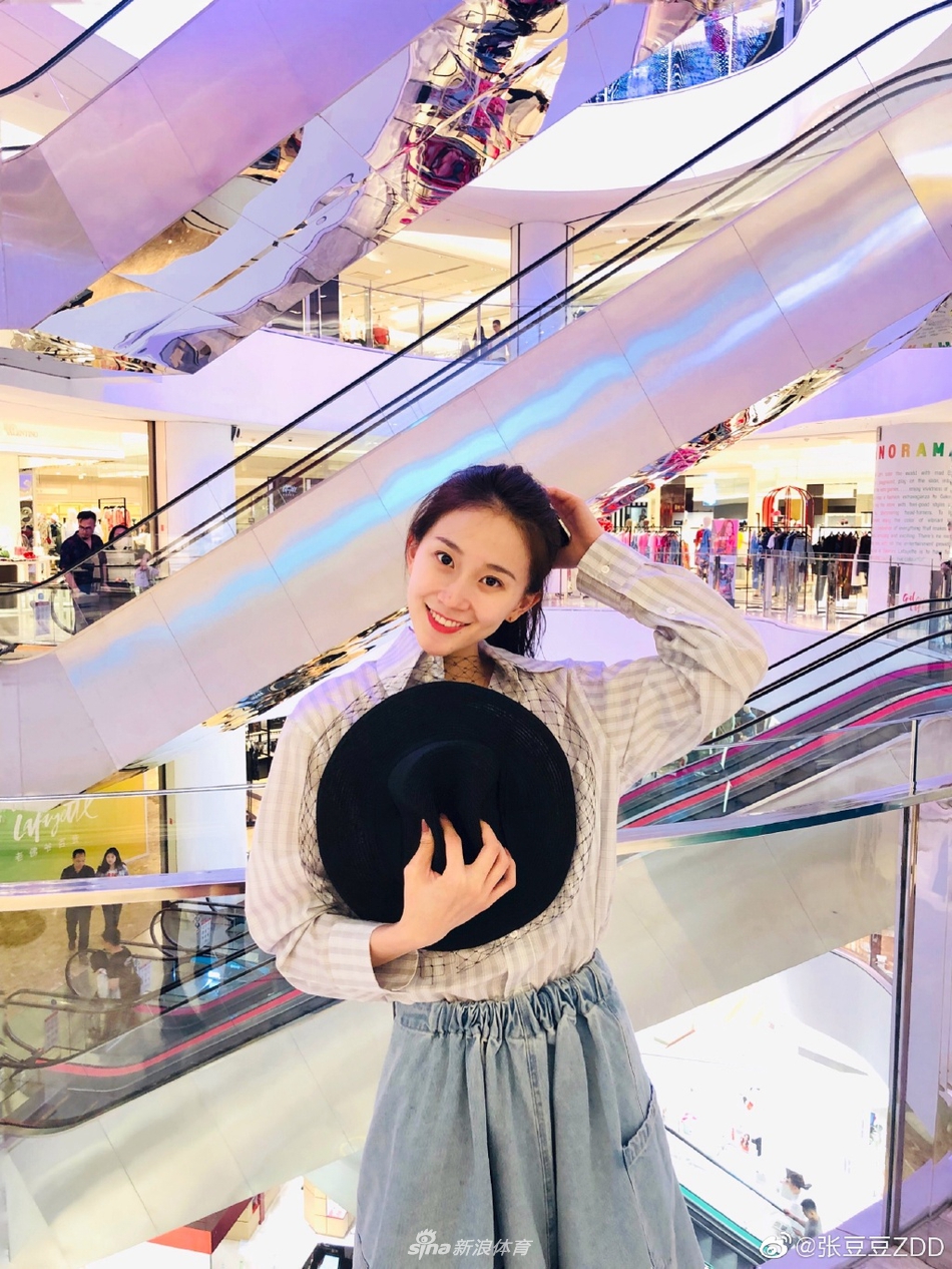 艺术体操女神张豆豆逛街美照