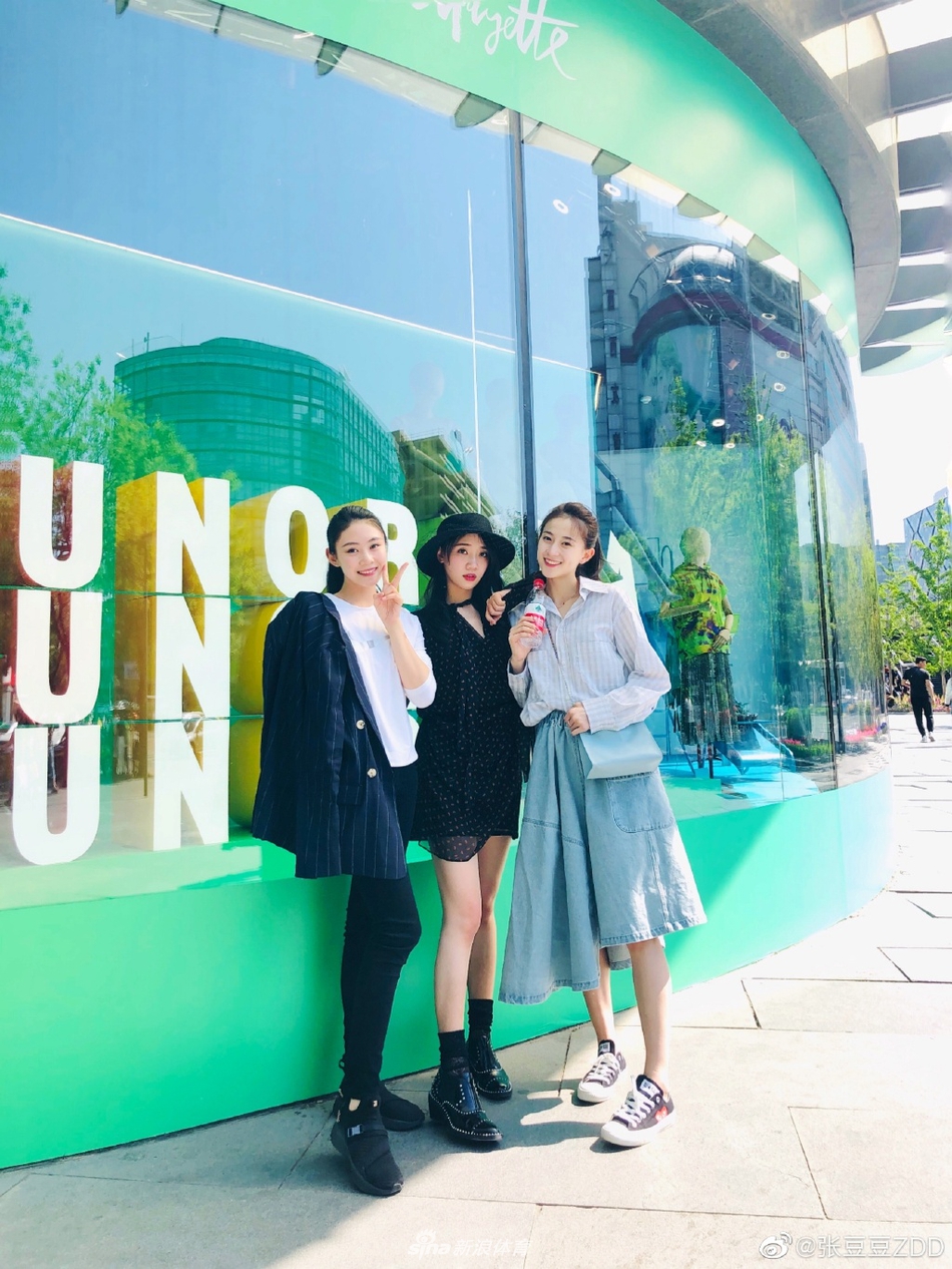 艺术体操女神张豆豆逛街美照