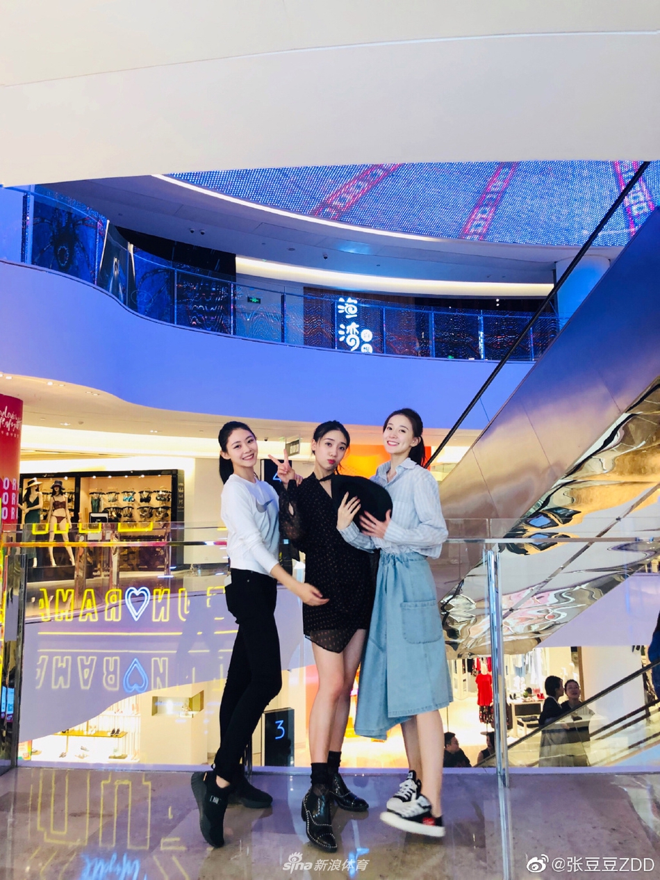 艺术体操女神张豆豆逛街美照