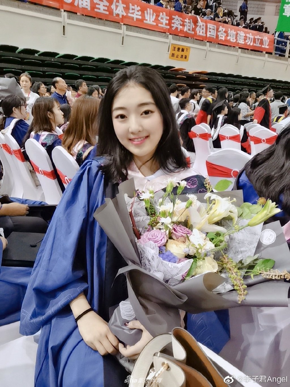 致青春！花滑女神李子君硕士毕业纪念照
