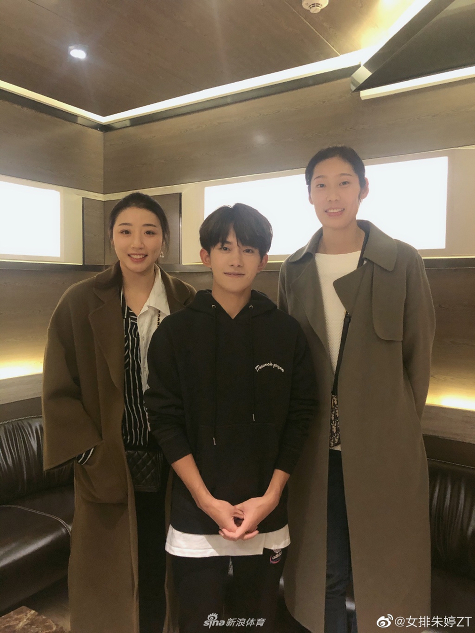 朱婷姚迪与易烊千玺合影
