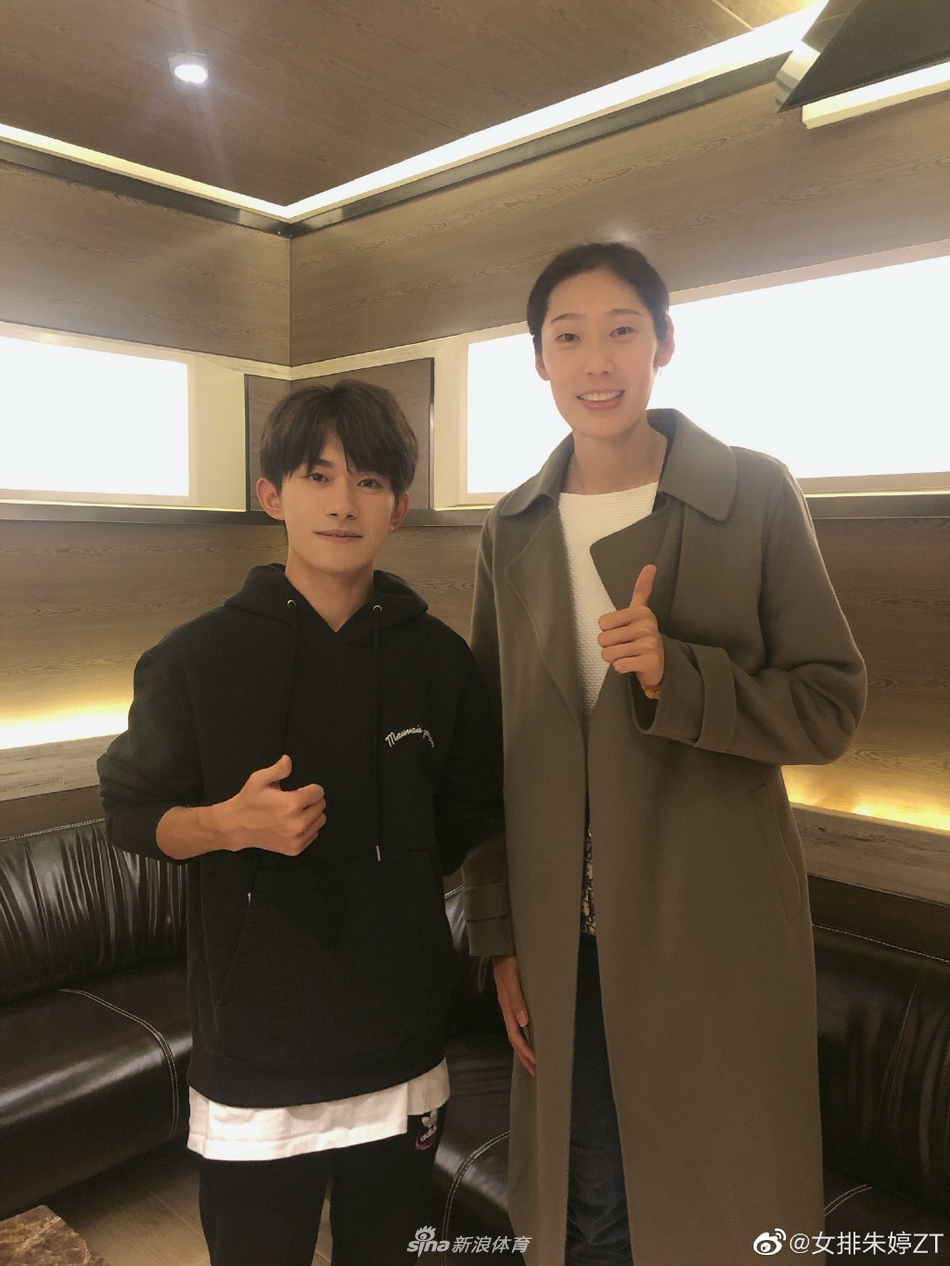 朱婷姚迪与易烊千玺合影