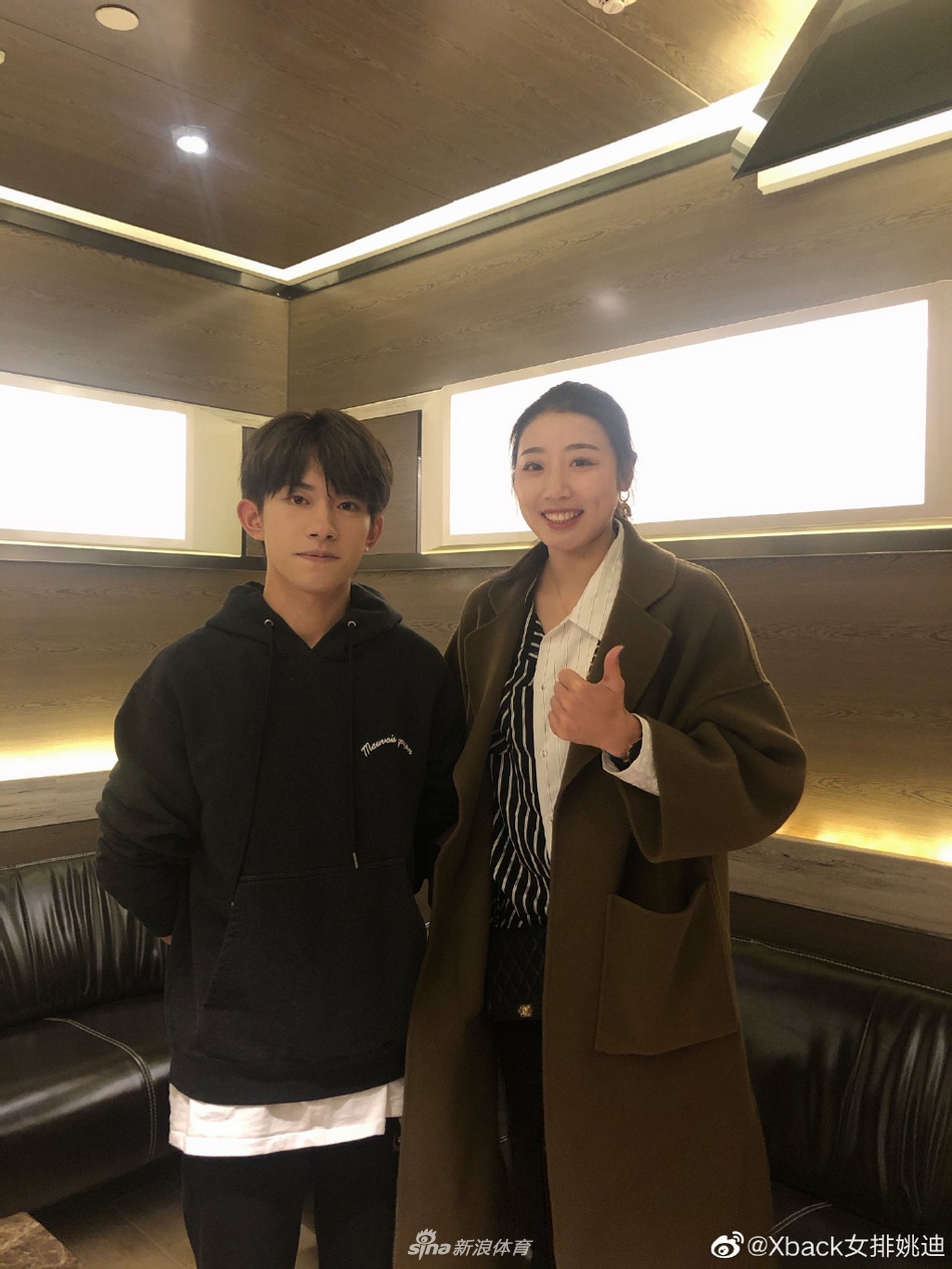 朱婷姚迪与易烊千玺合影