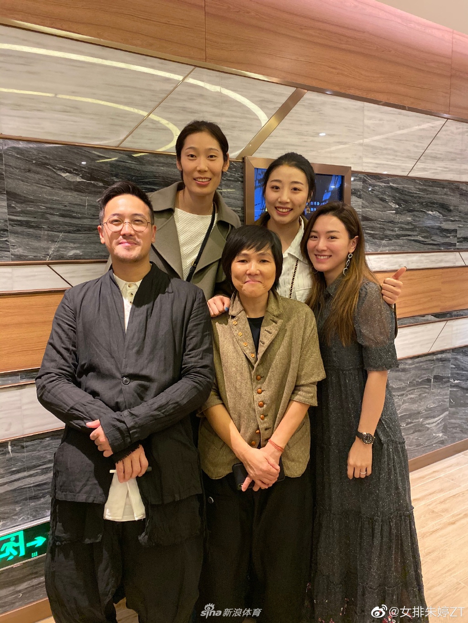 朱婷姚迪与易烊千玺合影