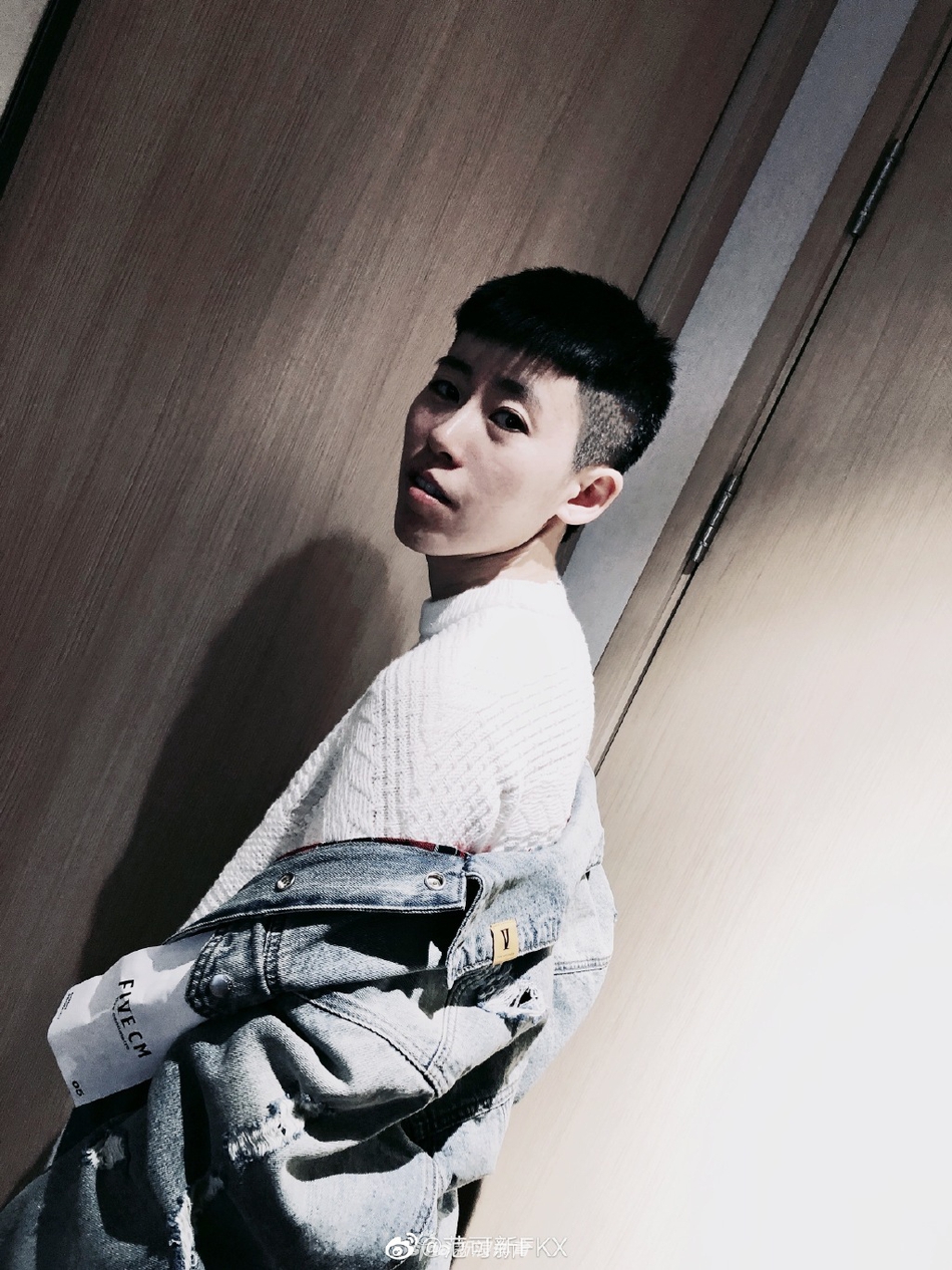 范可新晒照 新发型帅气