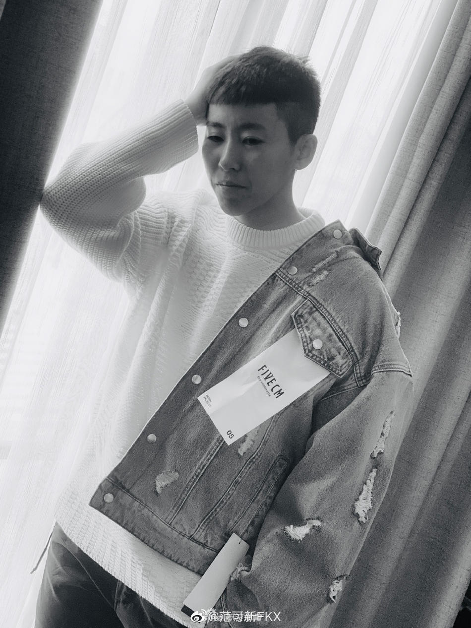 范可新晒照 新发型帅气