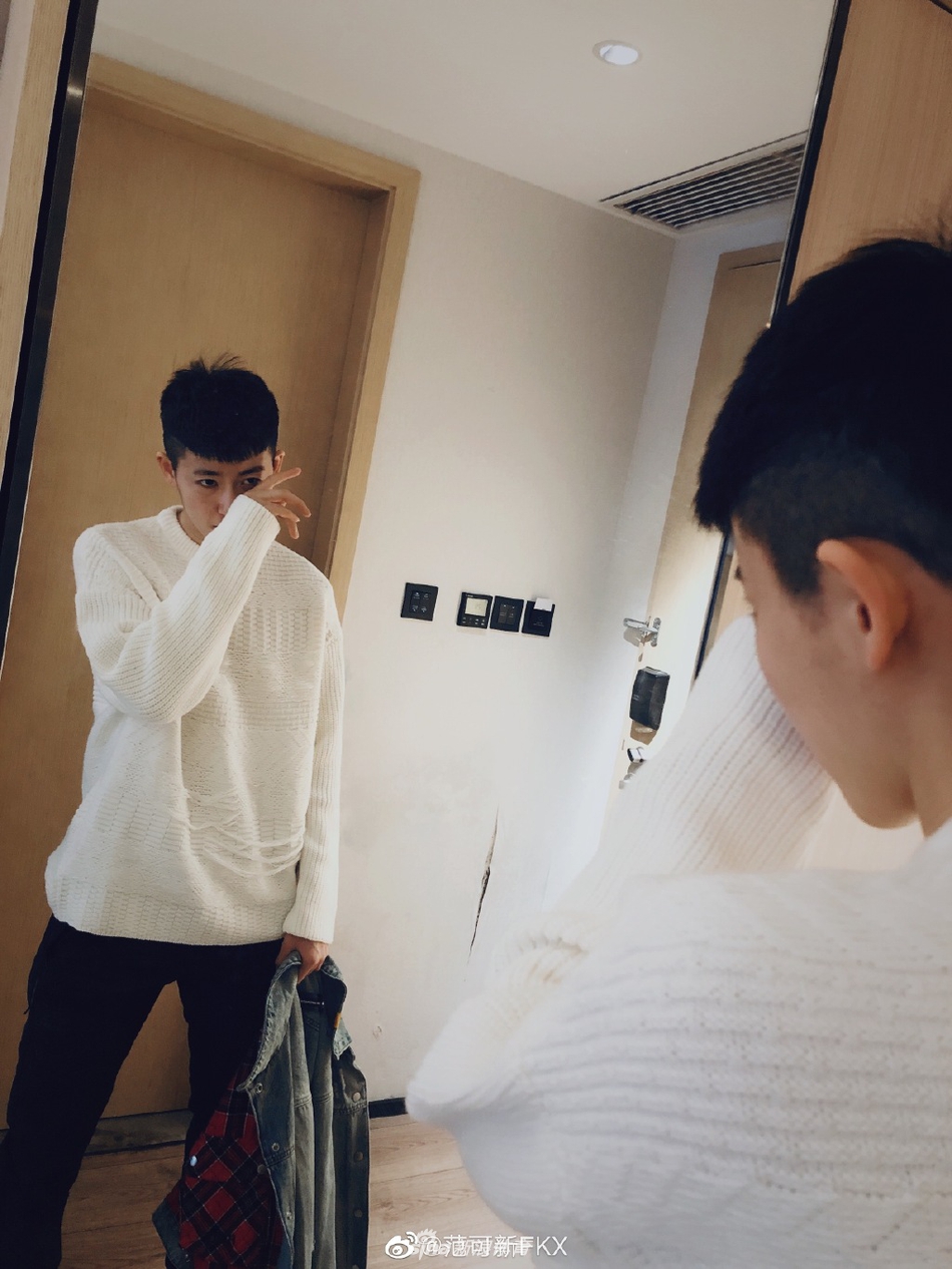 范可新晒照 新发型帅气