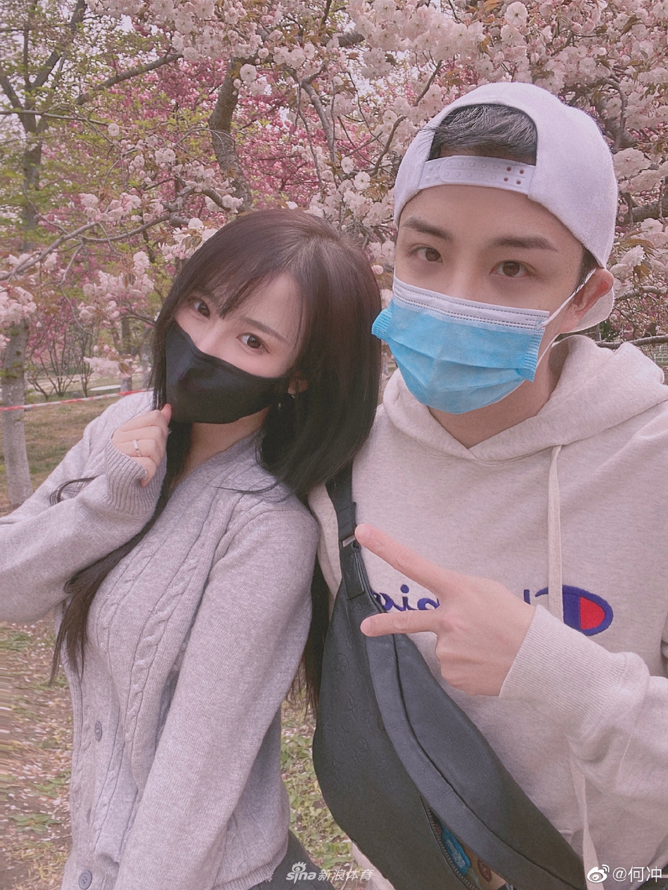 跳水奥运冠军何冲一家拍摄樱花全家福