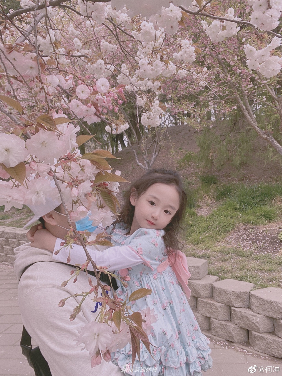 跳水奥运冠军何冲一家拍摄樱花全家福