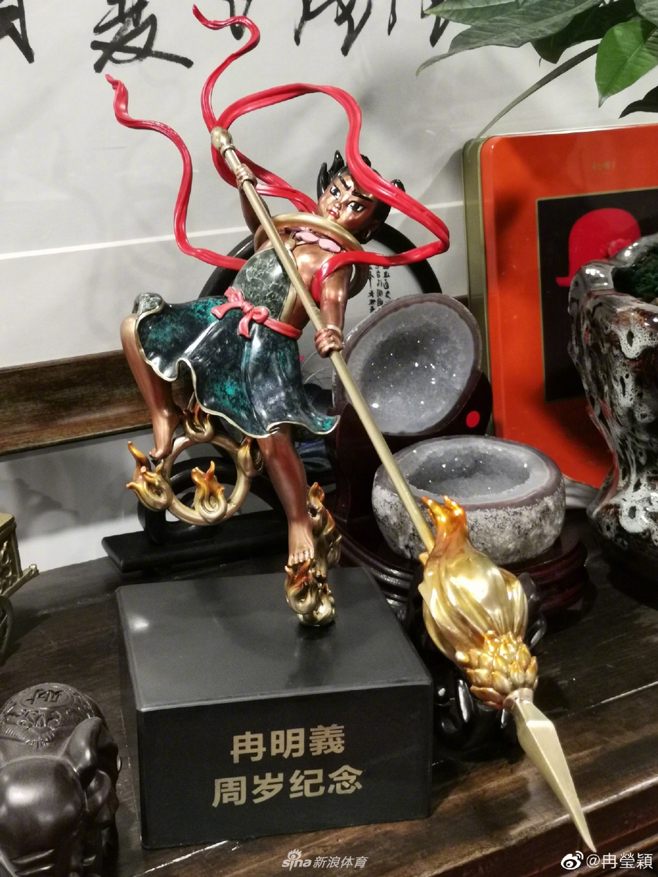 邹市明冉莹颖为小儿子庆祝一周岁生日