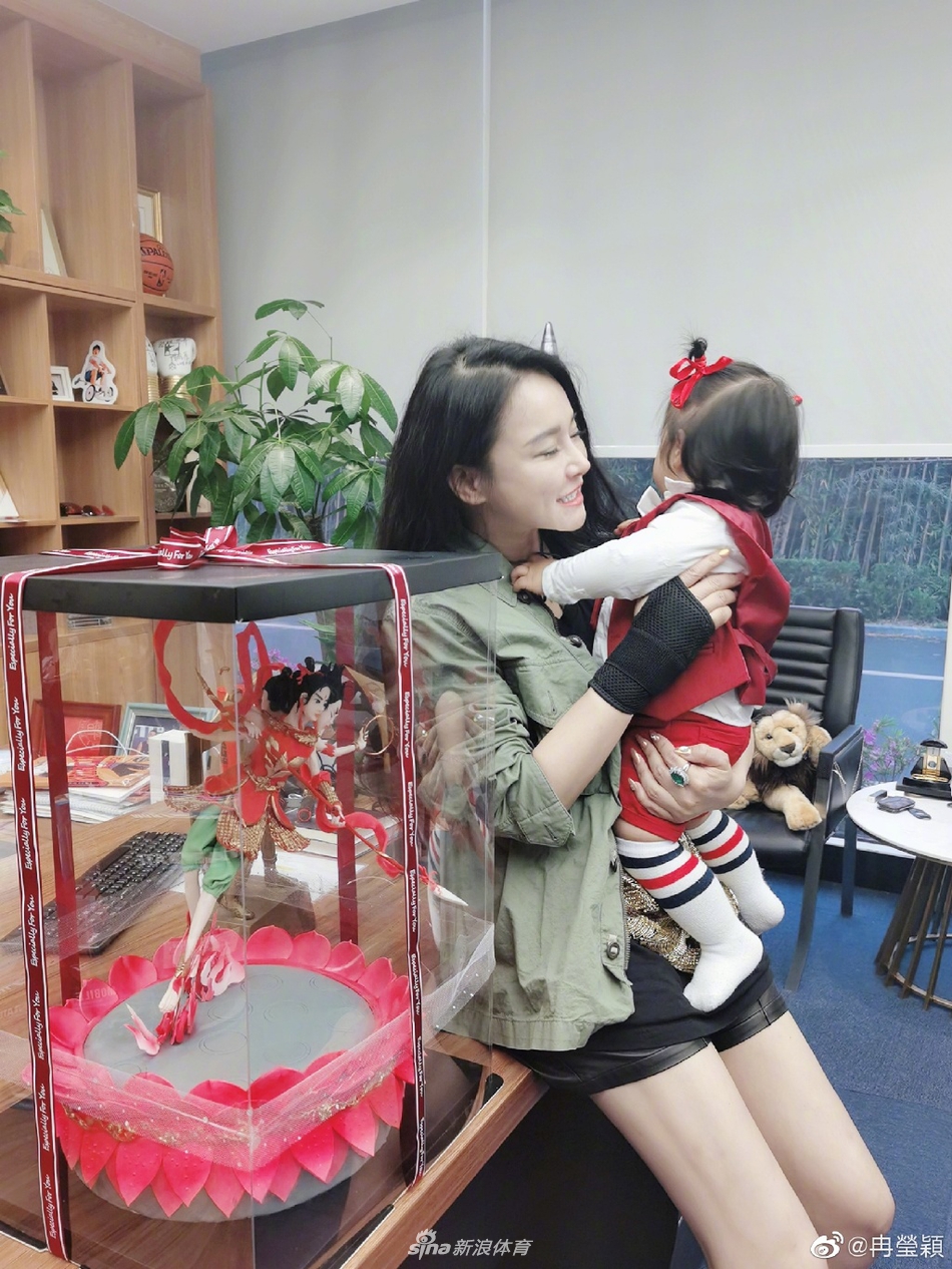 邹市明冉莹颖为小儿子庆祝一周岁生日