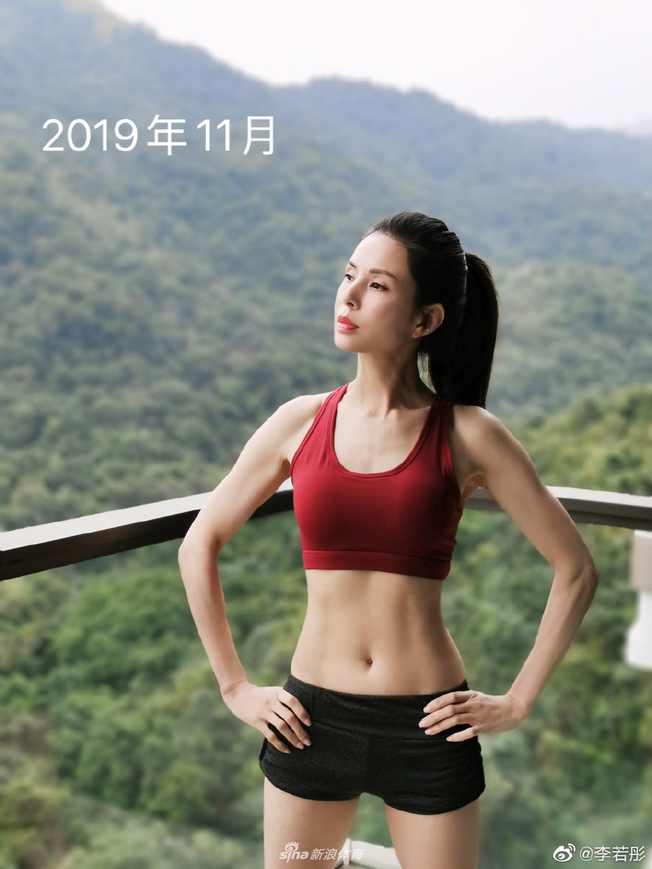 李若彤晒六块腹肌 “小龙女”24年前对比照逆生长