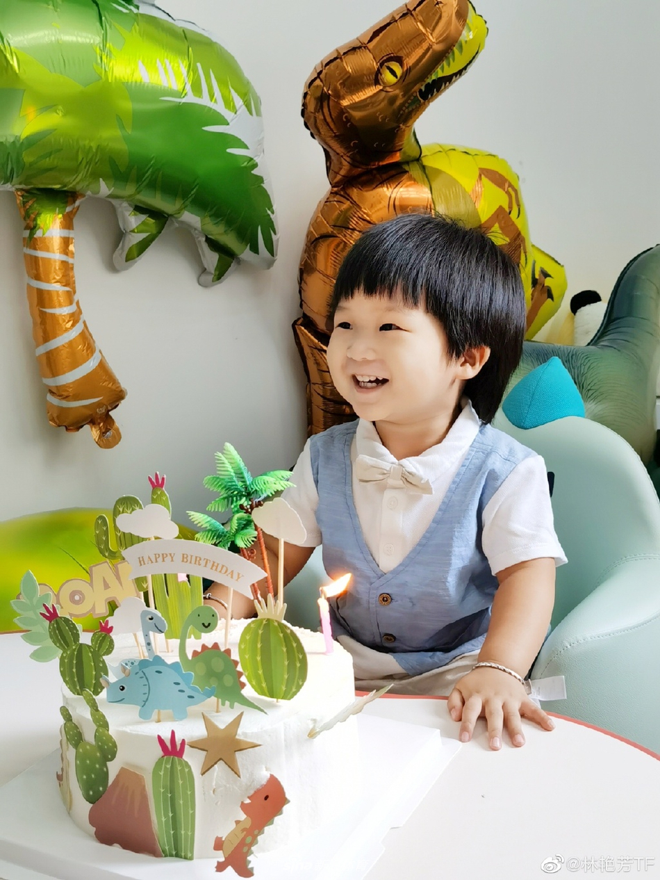 苏炳添夫妇为儿子庆祝两岁生日