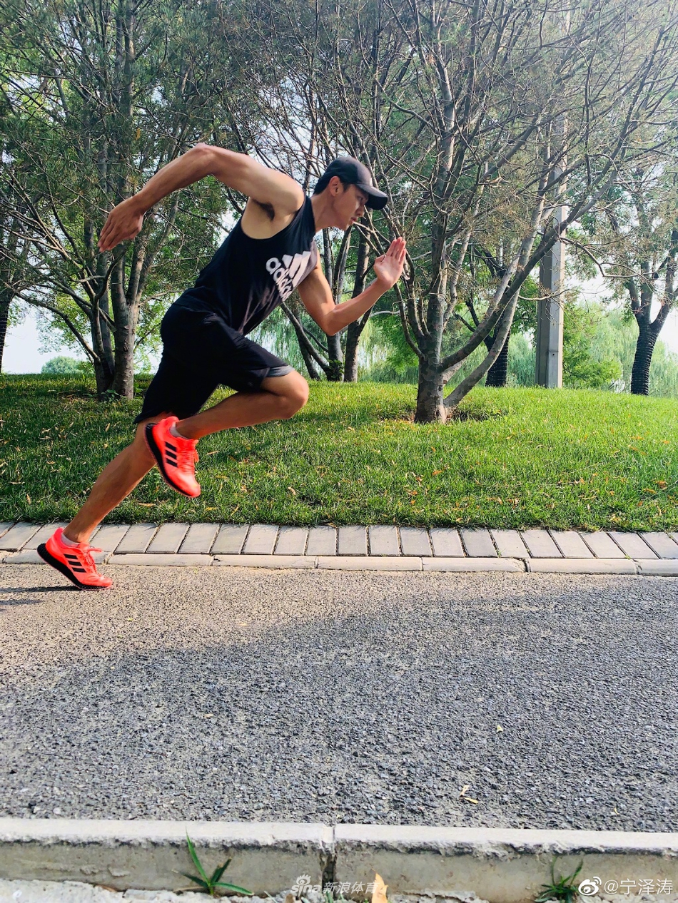 宁泽涛晒跑步照 有谁和他一起?