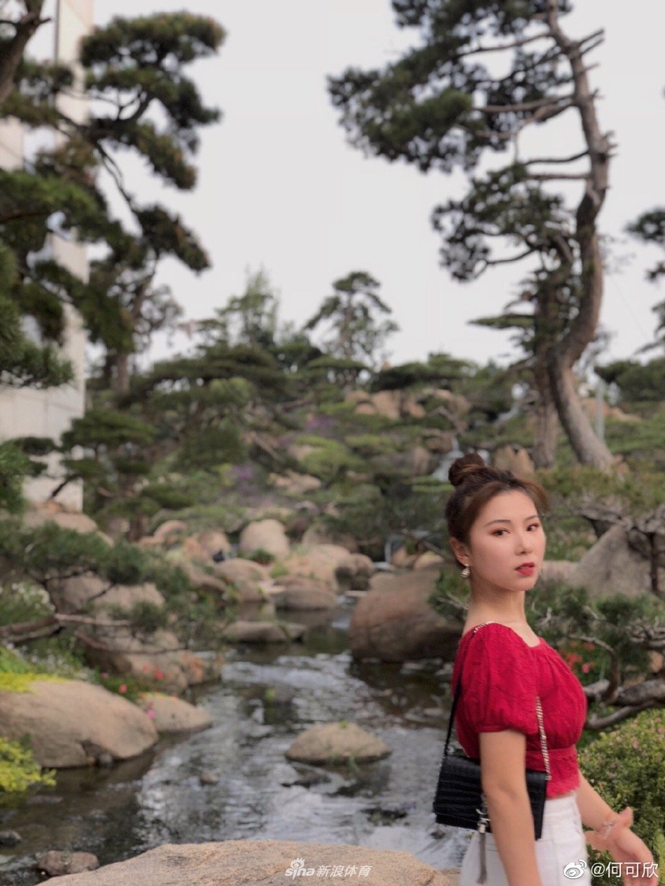 高低杠公主何可欣晒近照 气质出众