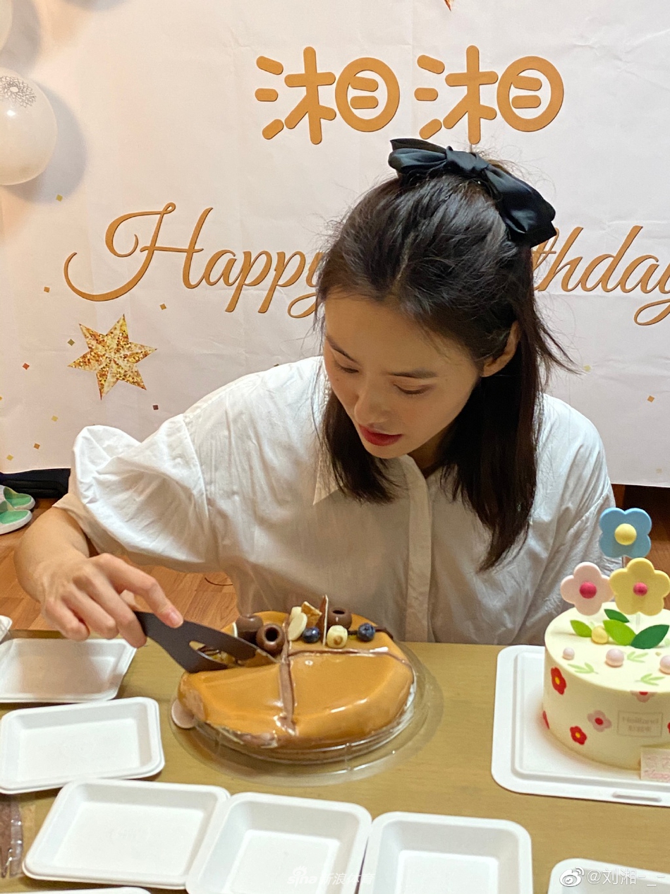 游泳女神刘湘庆祝24岁生日