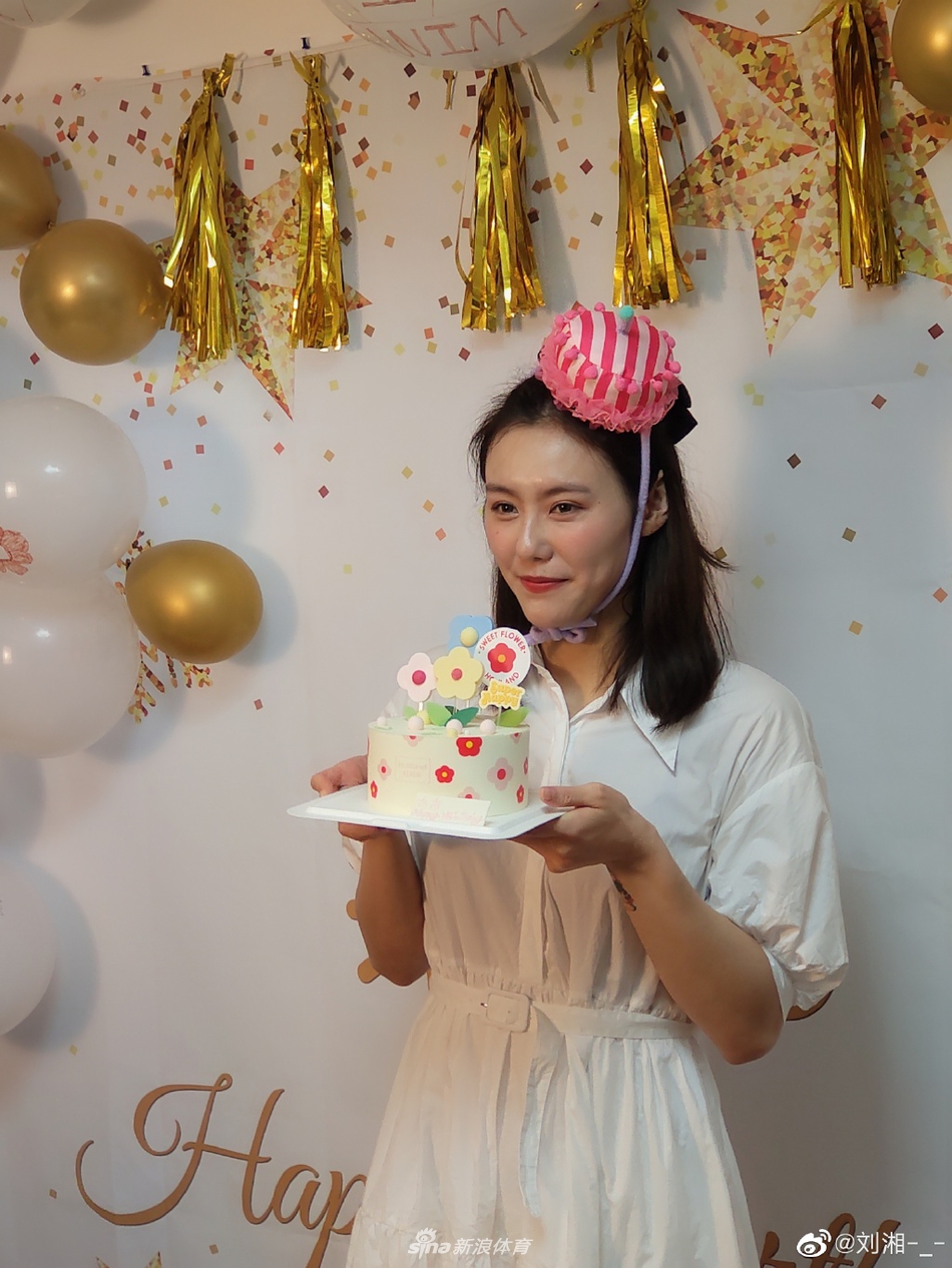 游泳女神刘湘庆祝24岁生日