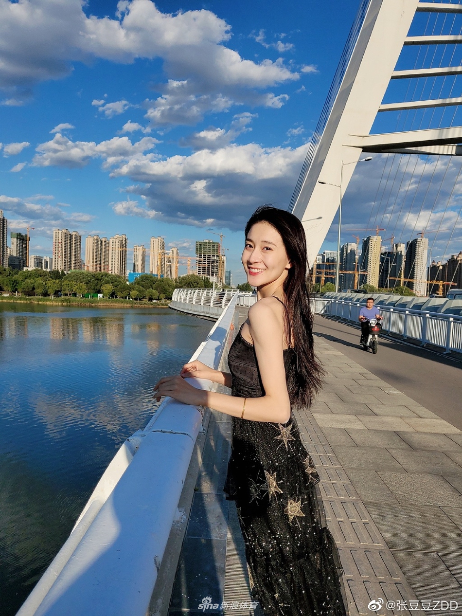 艺术体操女神张豆豆假日美照 蓝天白云美女