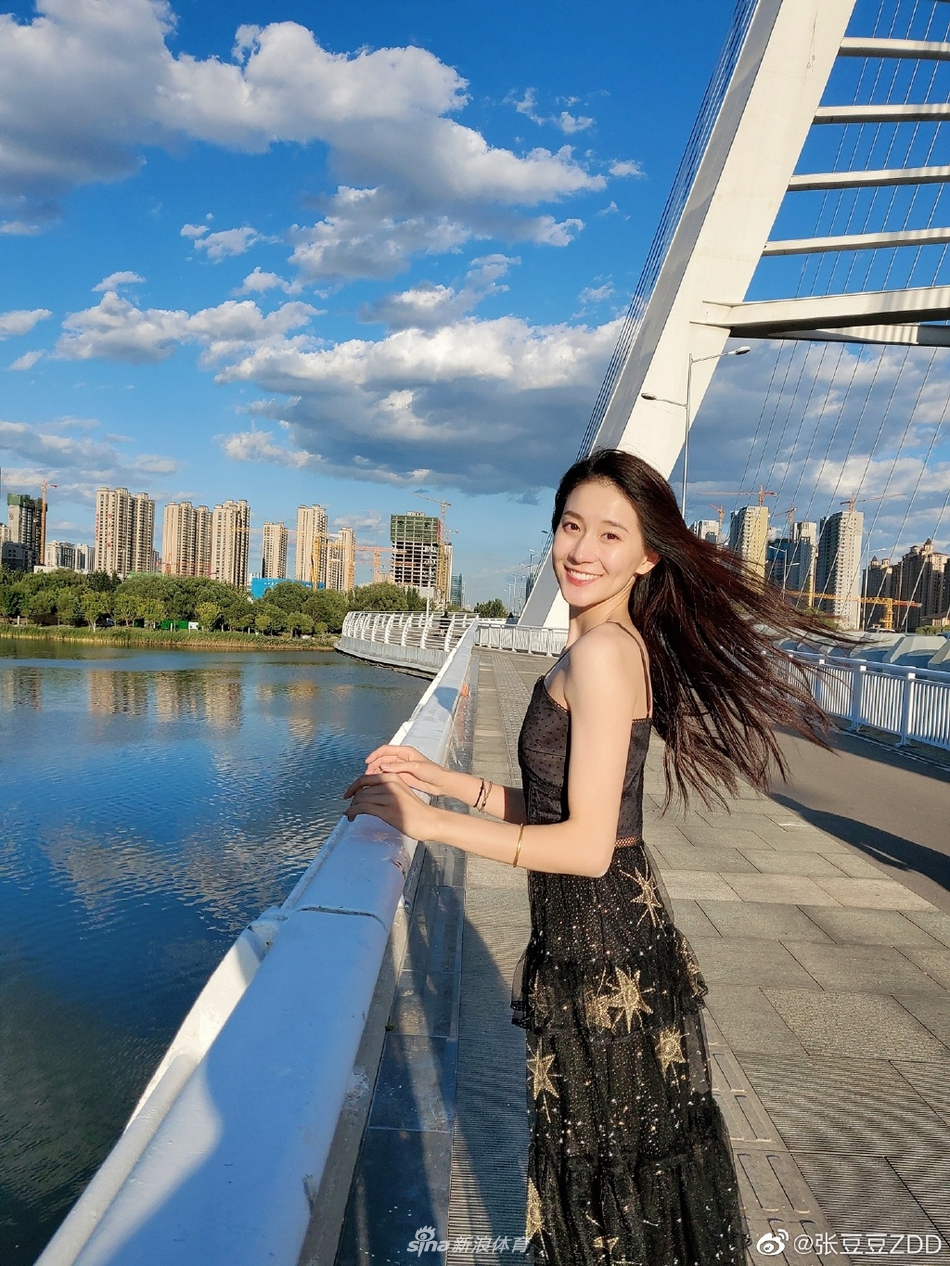 艺术体操女神张豆豆假日美照 蓝天白云美女