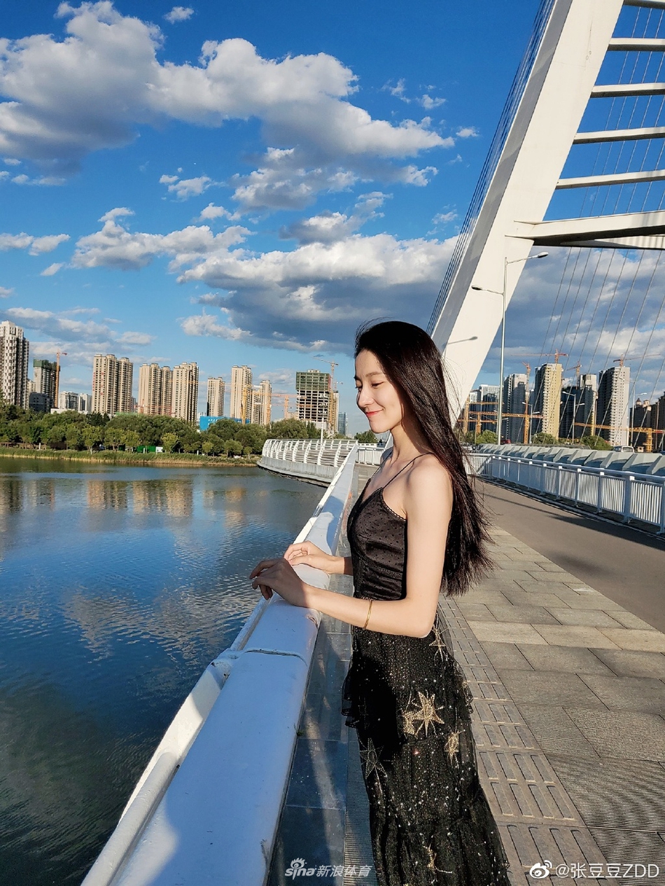 艺术体操女神张豆豆假日美照 蓝天白云美女