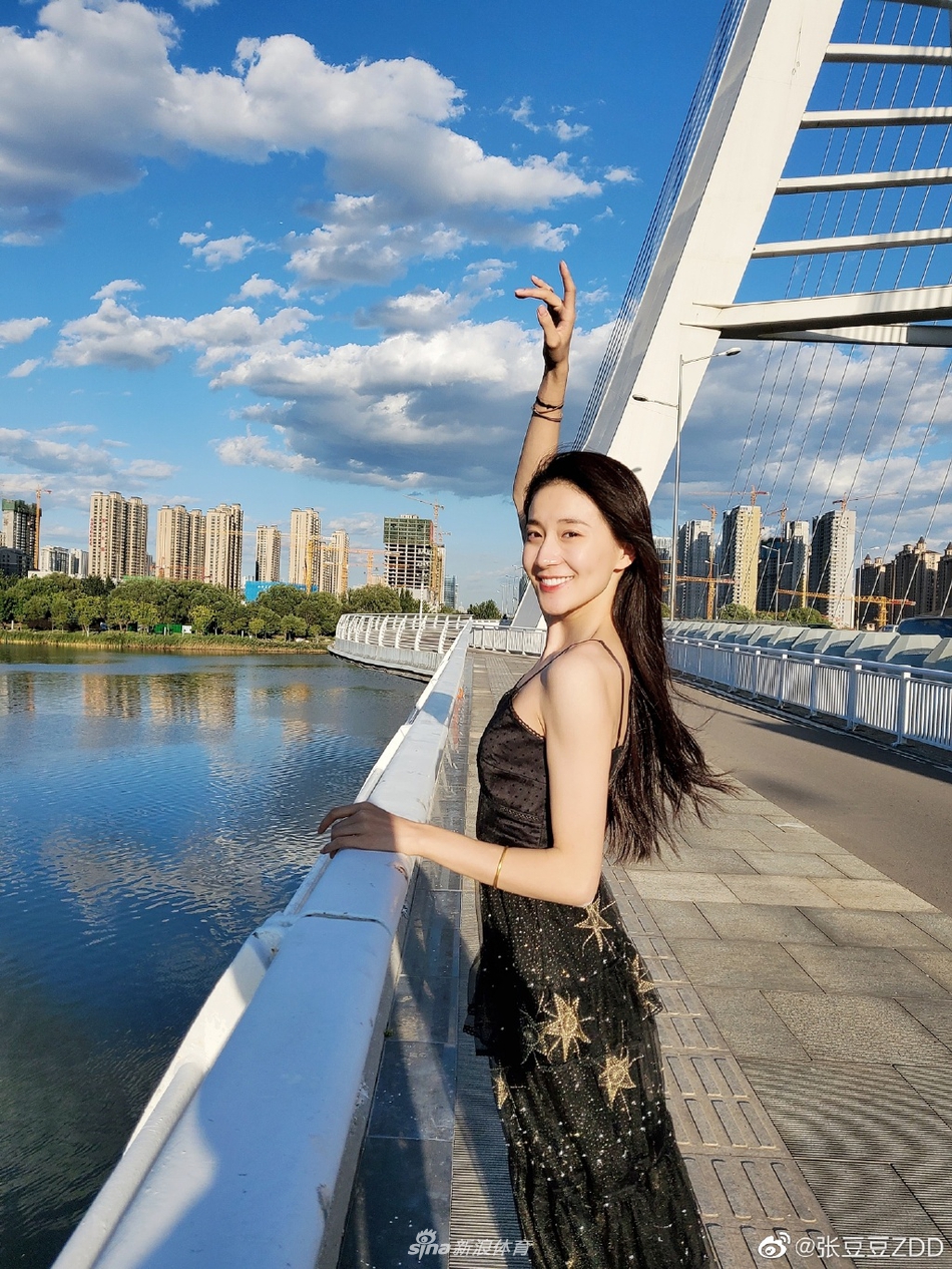 艺术体操女神张豆豆假日美照 蓝天白云美女