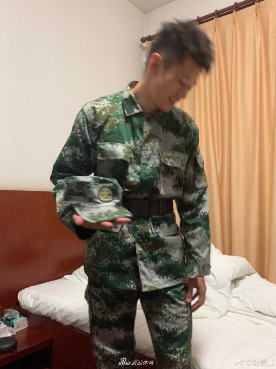 田径队军训 谢震业晒军装照