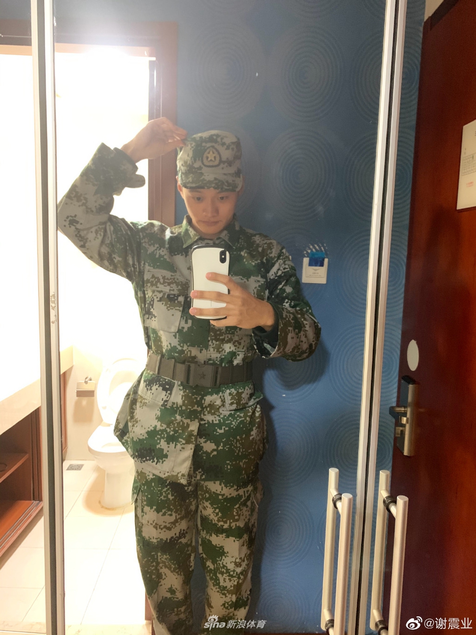 田径队军训 谢震业晒军装照
