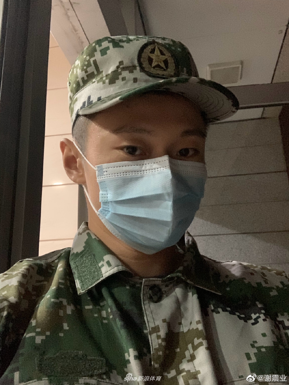 田径队军训 谢震业晒军装照