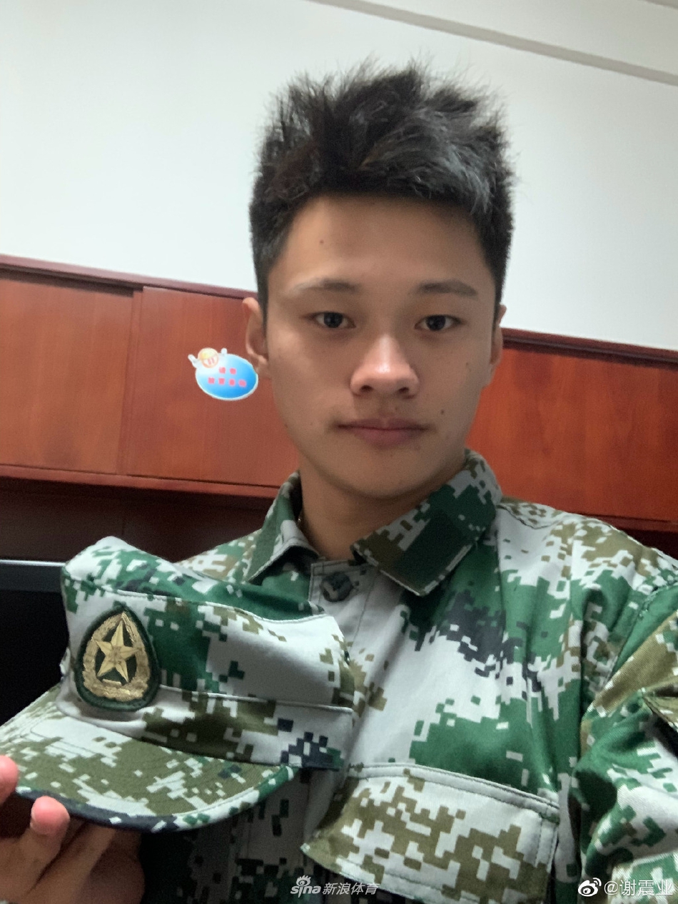 田径队军训 谢震业晒军装照