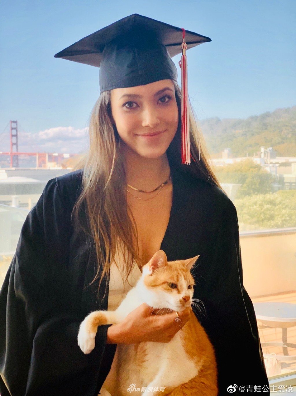 谷爱凌高中提前毕业晒美照