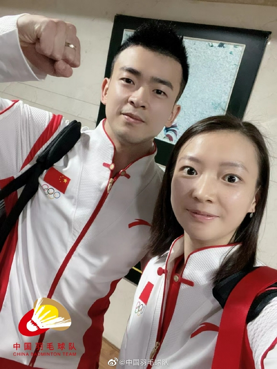 中国羽毛球队冒雨出征东京奥运会