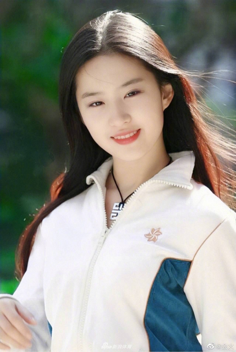 刘亦菲运动装旧照