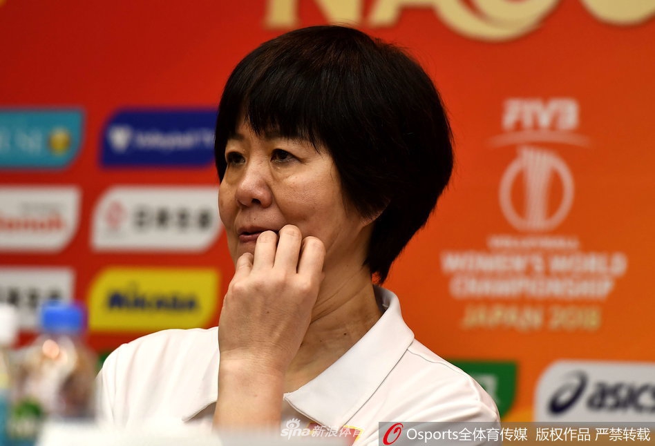 郎平携朱婷丁霞出席赛后发布会